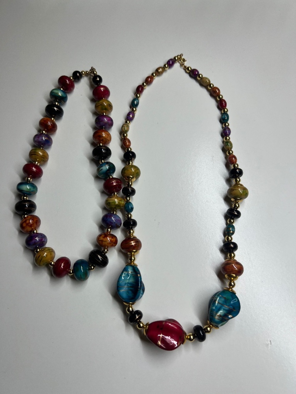 Descripción Multi-Color Beaded Necklace Beautiful colorful beaded necklace with